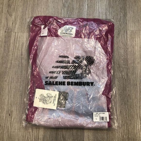 NEW BALANCE x SALEHE BEMBURY Logo Mania T-shirt Size L NWT - Picture 3 of 9